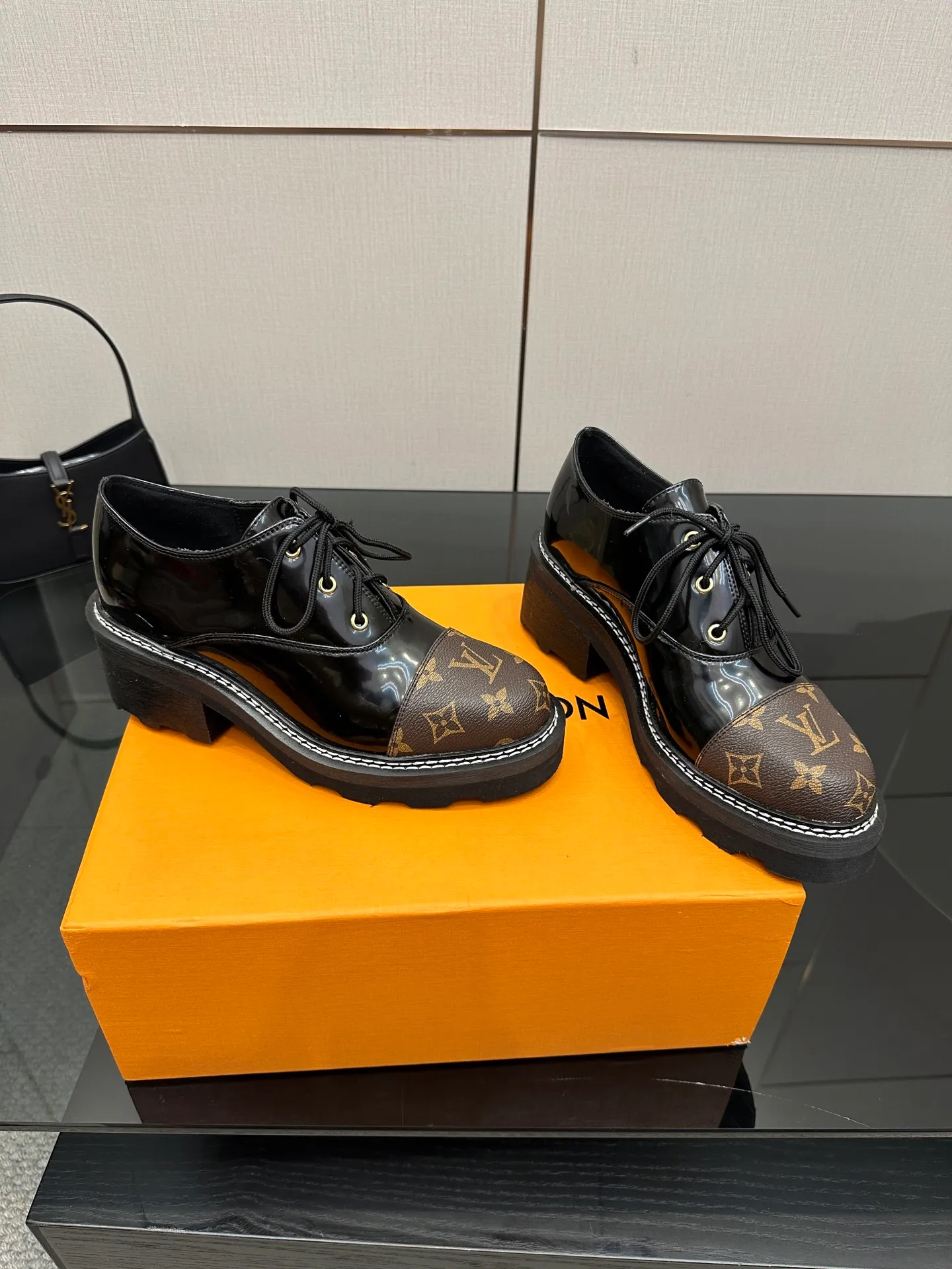 👟👟Ex-factory price 720👟👟 LOUIS VUITTON Louis Vuitton counter latest model top version LV inner cowhide material is real! Original 1:1 material reproduction! Modern and casual in one! Release a strong aura like a queen 🔥Capture everyone's attention instantly💃 Inner/foot pads: imported cowhide Fabric: cowhide Outsole: full genuine leather Code number: 35-41 (40, 41, 42 customizations are not returnable)